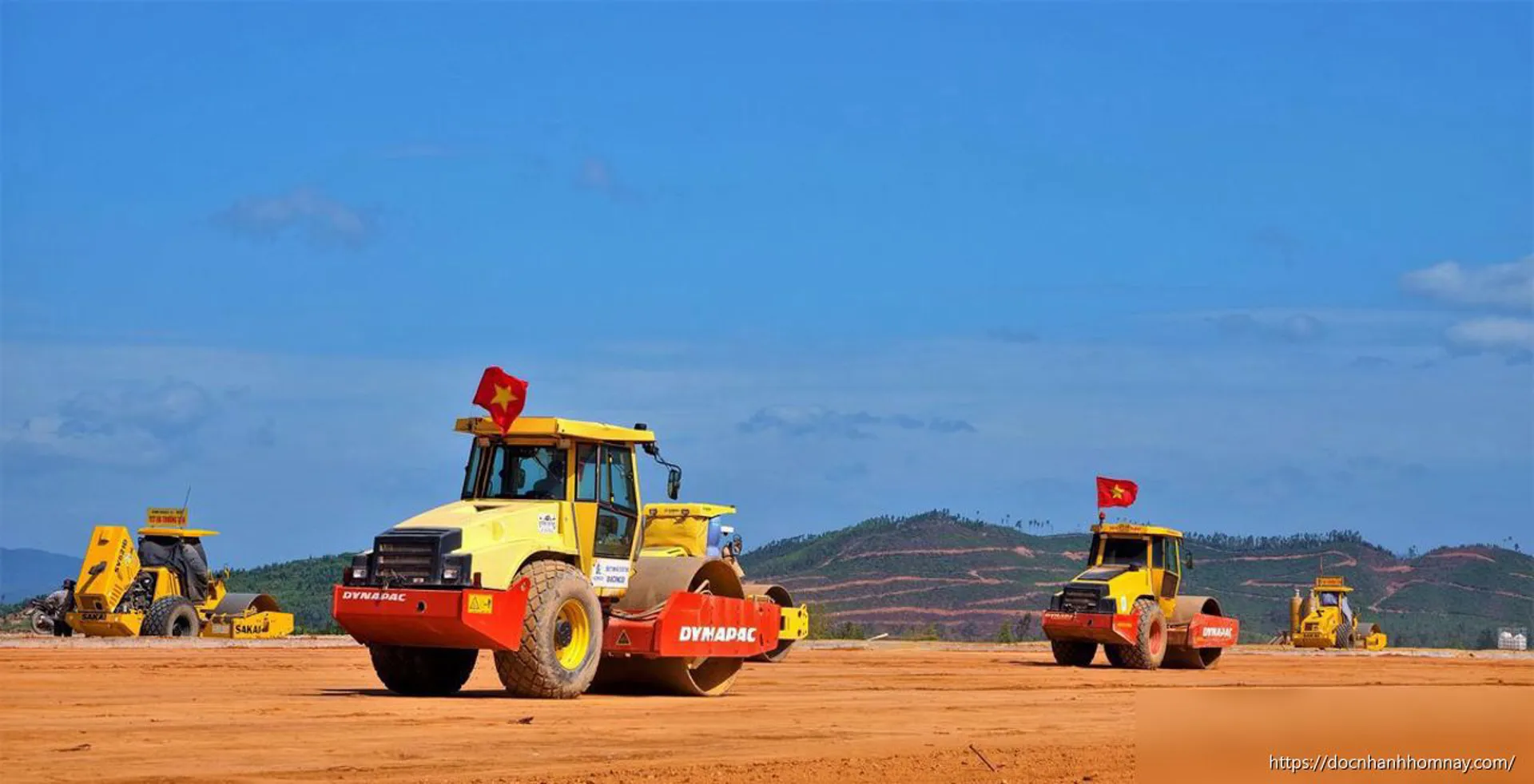 Cảnh tăng tốc thi công dưới nắng lửa ở công trường đường băng sân bay Phù Cát