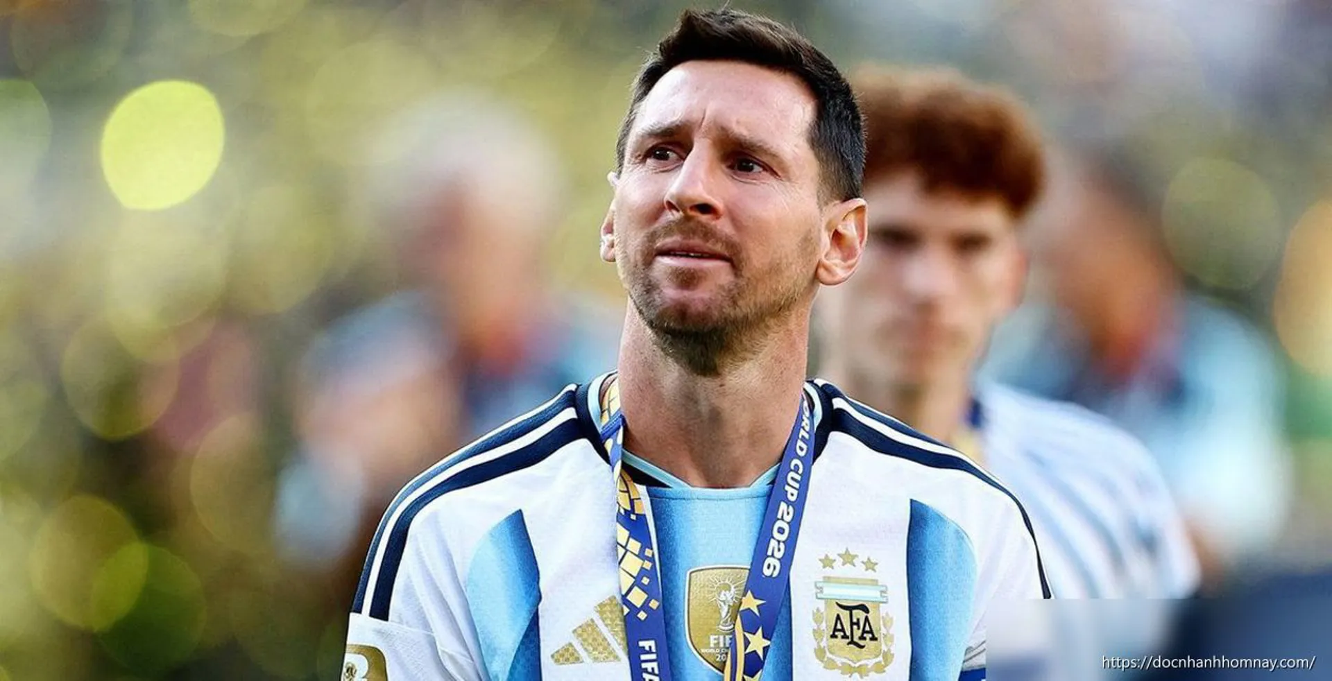 Messi bình thản sau thất bại, nhìn lên khán đài bỗng rơi nước mắt