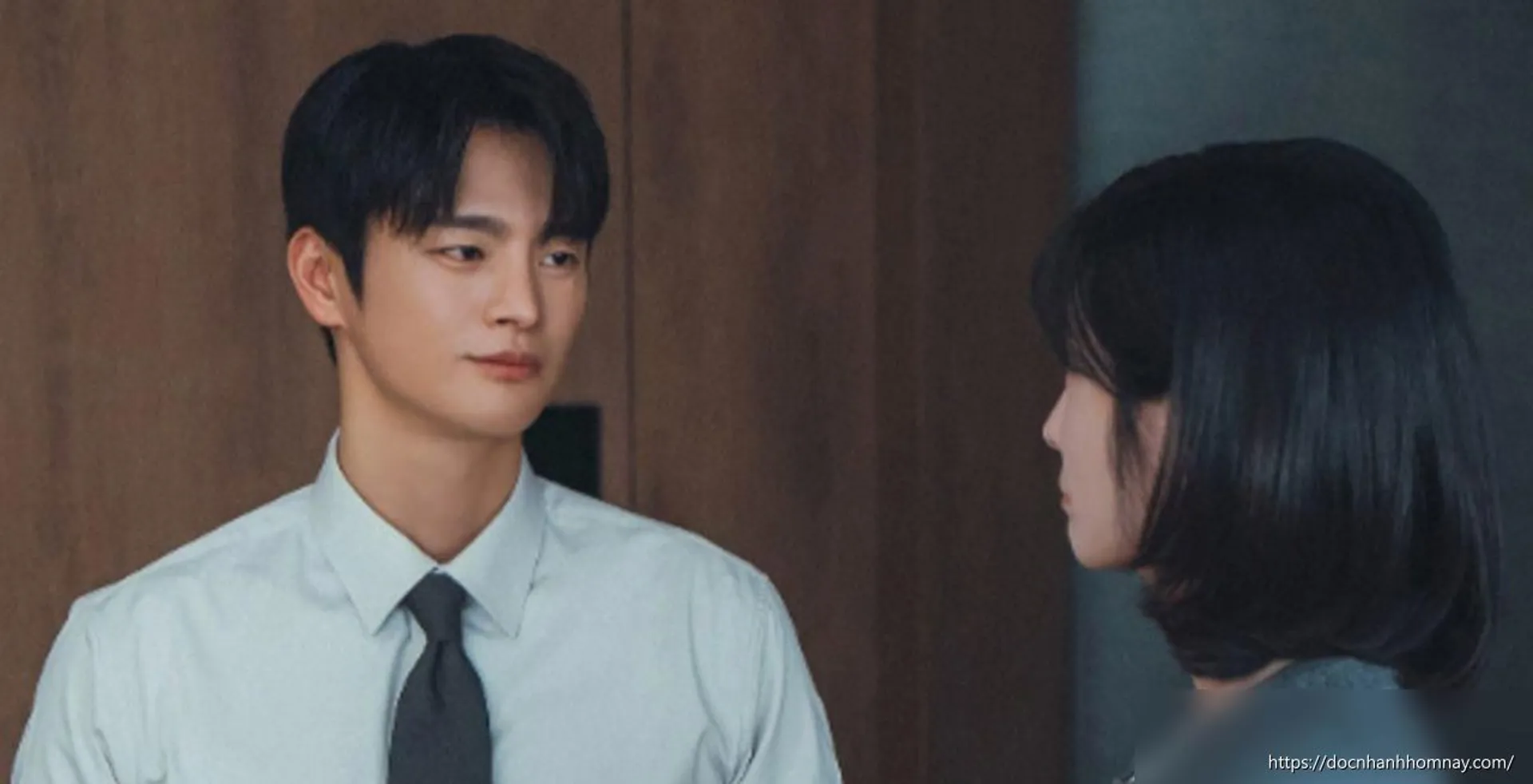 Park Ji Hyun ghé thăm nhà Seo In Guk trong See You At Work Tomorrow