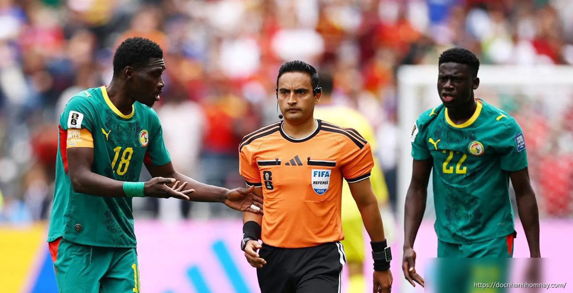 Chiếc áo 'bơm hơi' của trọng tài World Cup gây bão mạng