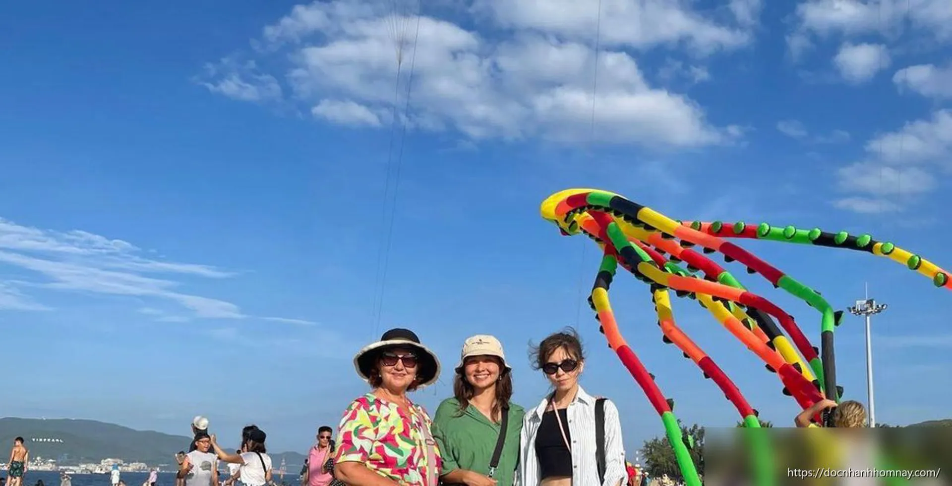 Du khách quốc tế hòa vui cùng Festival Biển Khánh Hòa 2026