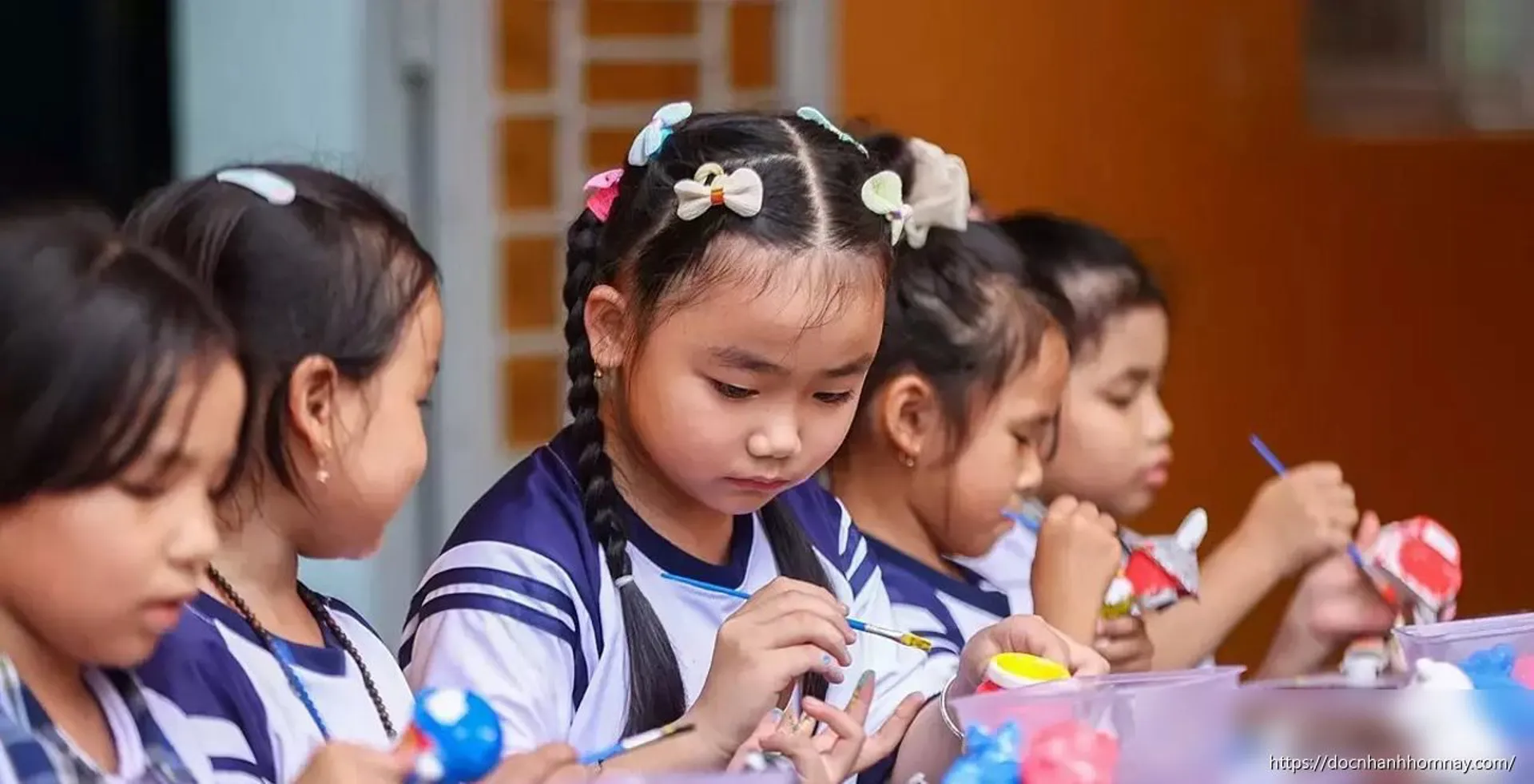 Đề xuất miễn, giảm học phí và hỗ trợ BHYT cho gia đình sinh hai con gái