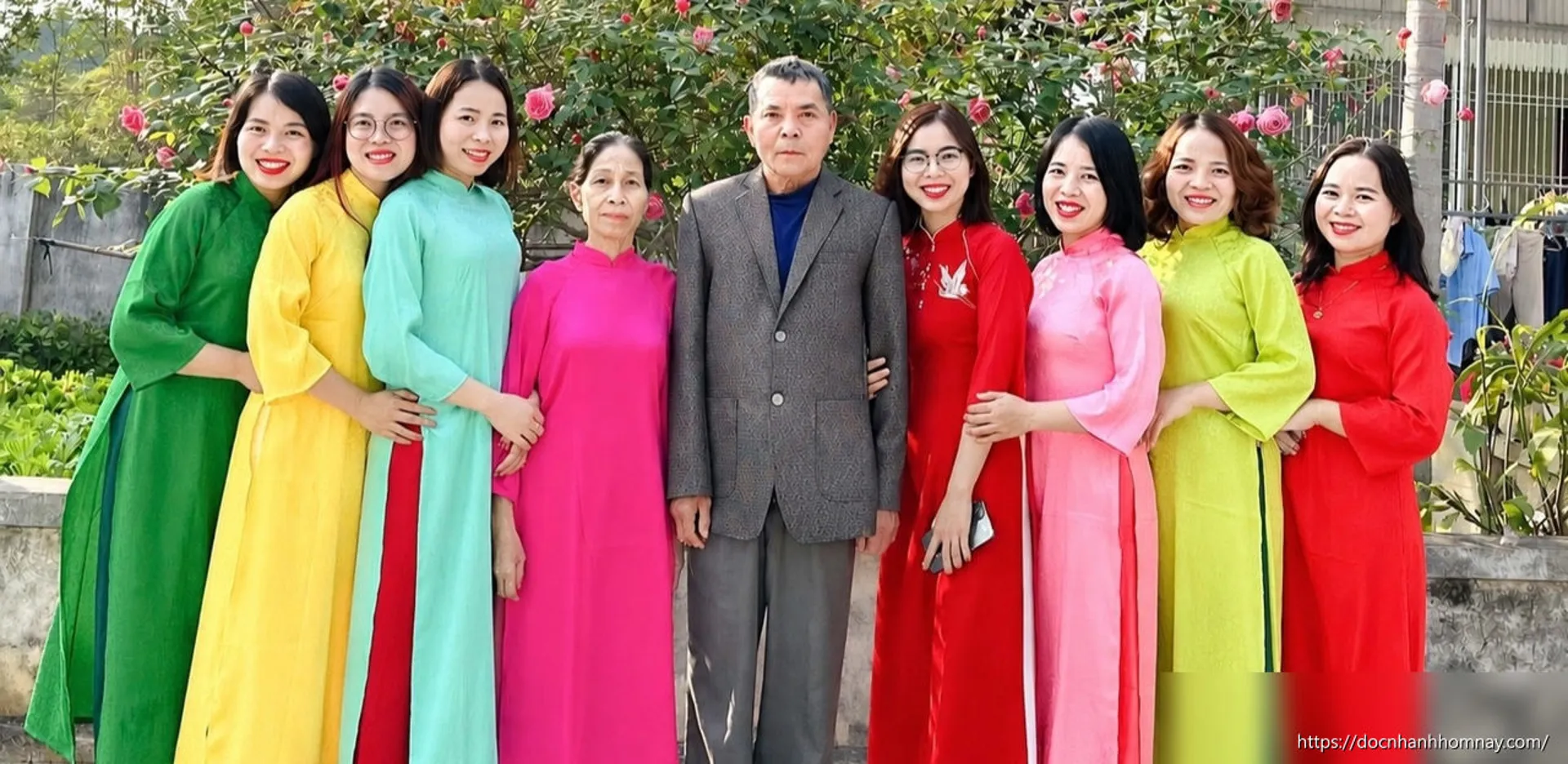 Từ căn lều giữa rừng, cha nghèo nuôi 7 con gái thành cử nhân