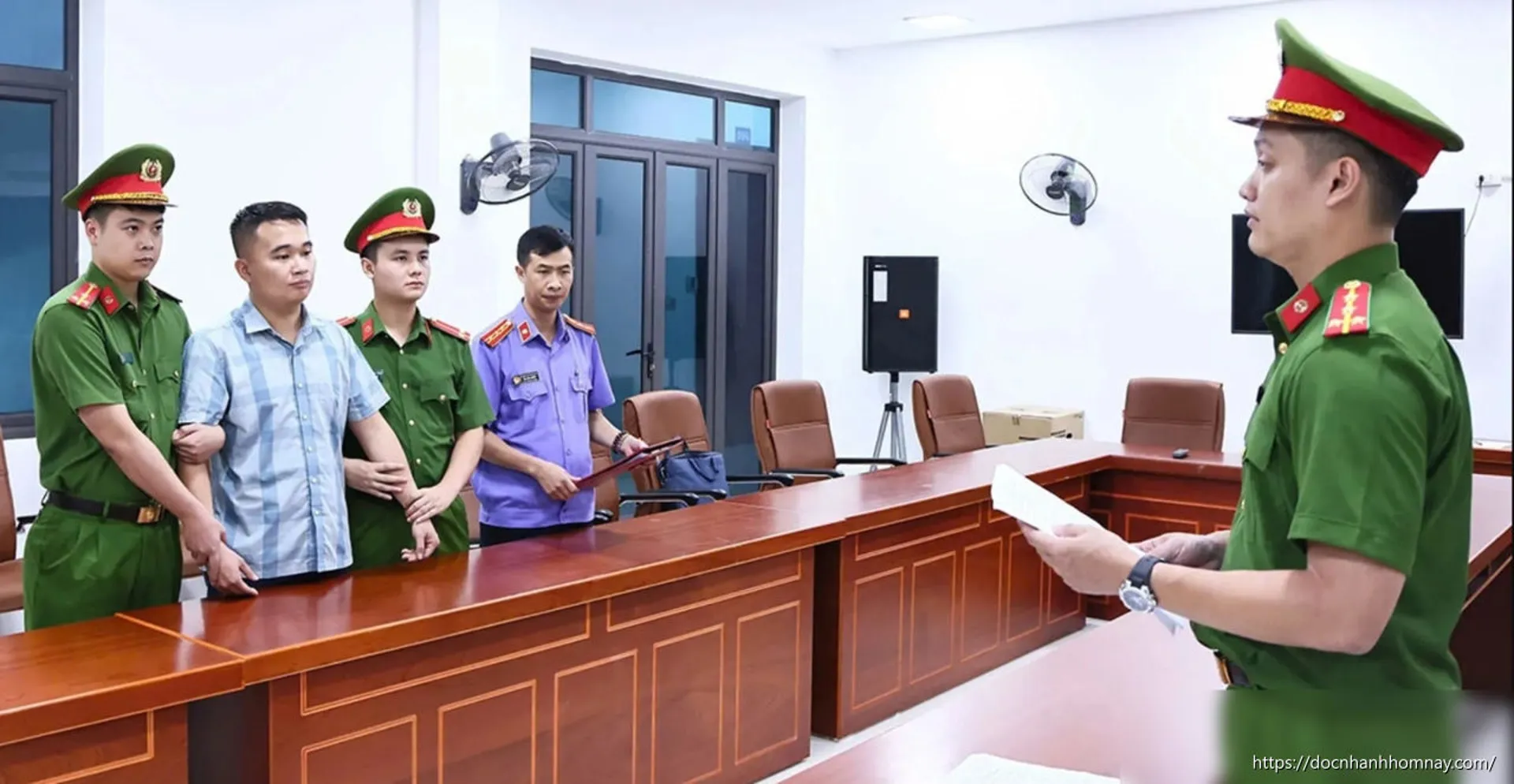 Vụ 146 điểm 10: Giáo viên Nguyễn Hà Duy bị bắt khẩn cấp – Sự khác biệt giữa giữ người và bắt khẩn cấp