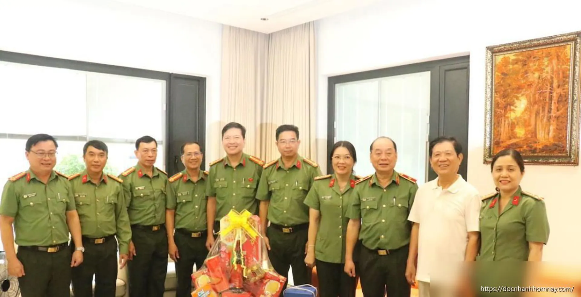 Giám đốc Công an Đà Nẵng thăm, tặng quà Thượng tướng Nguyễn Văn Sơn nhân kỷ niệm 80 năm Ngày truyền thống ANND