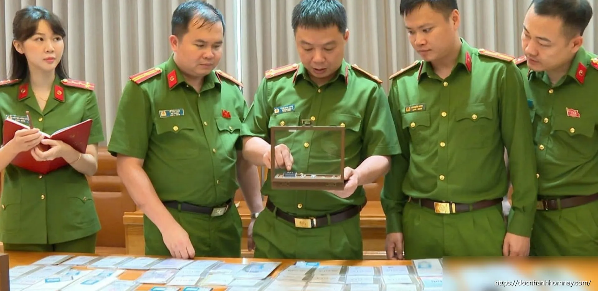 Bí ẩn tờ đô la và ứng dụng 'tự hủy' trong đường dây buôn lậu 28.000 viên kim cương