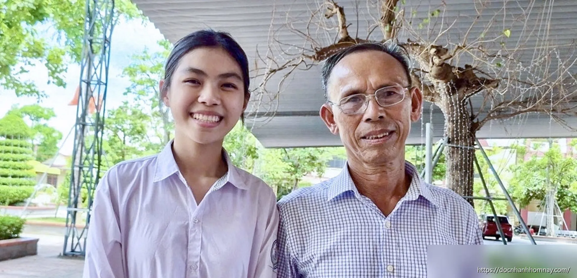 Bố mẹ đi làm công nhân xa nhà, nữ sinh gọi điện báo tin ‘con đỗ thủ khoa’