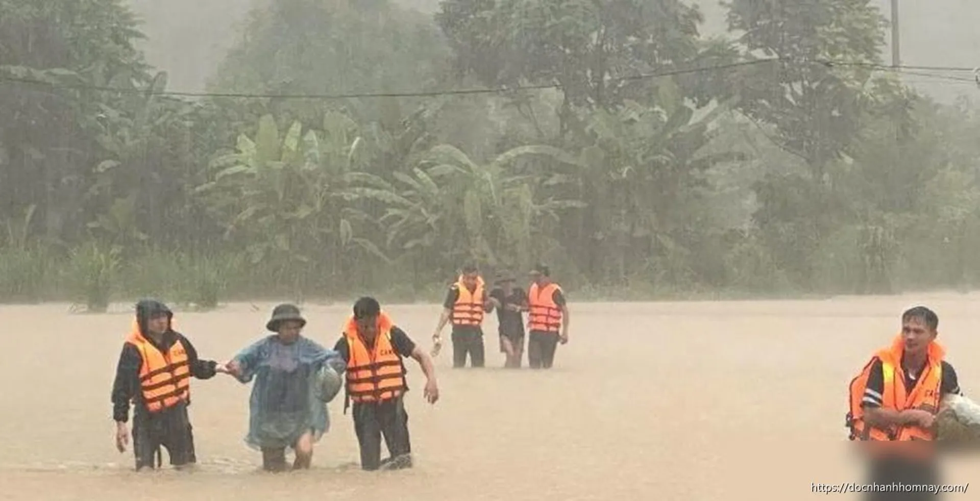Mưa lũ gây thiệt hại nặng, lực lượng chức năng khẩn trương hỗ trợ người dân