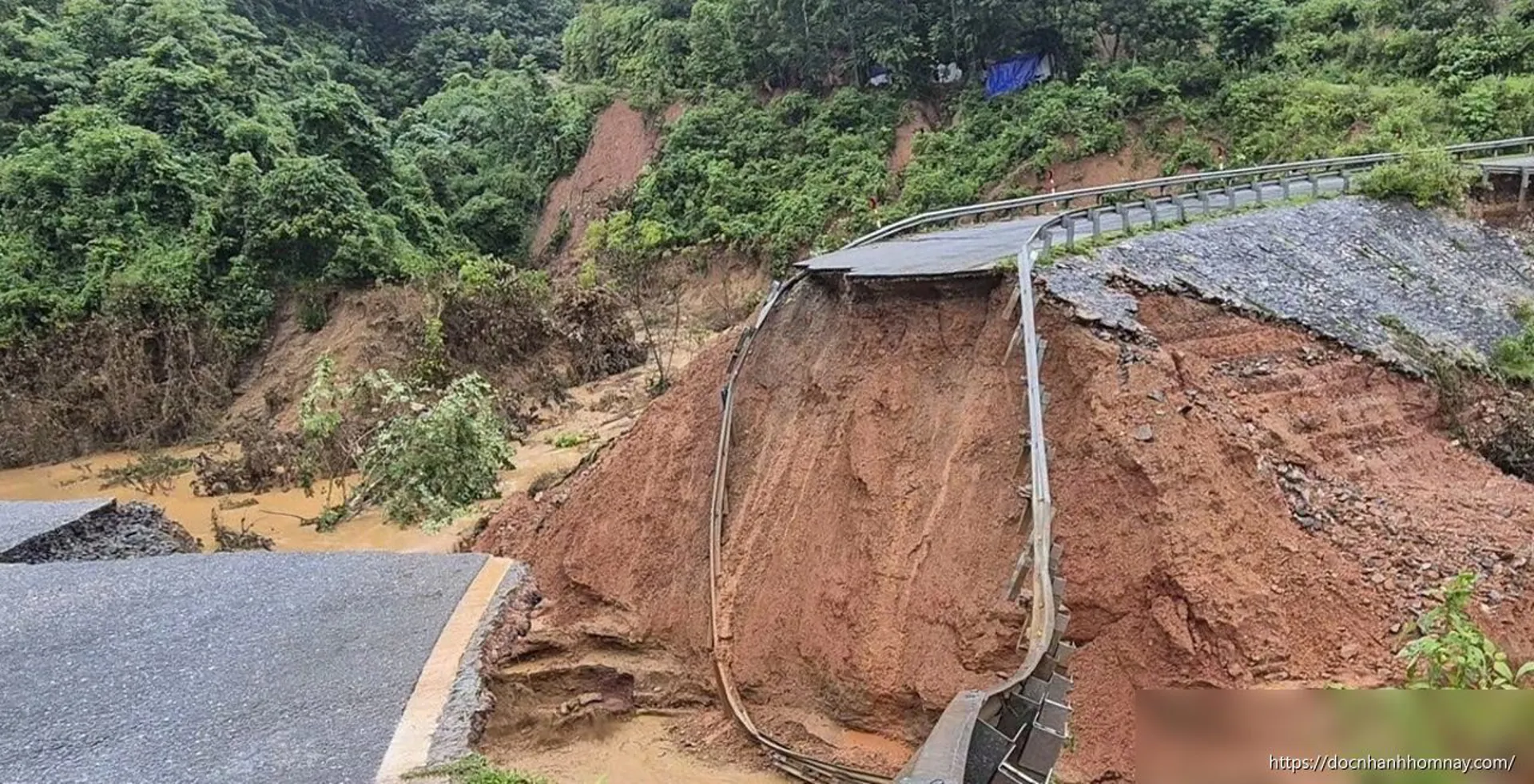 Quốc lộ 12 bị đứt nền đường, giao thông tê liệt