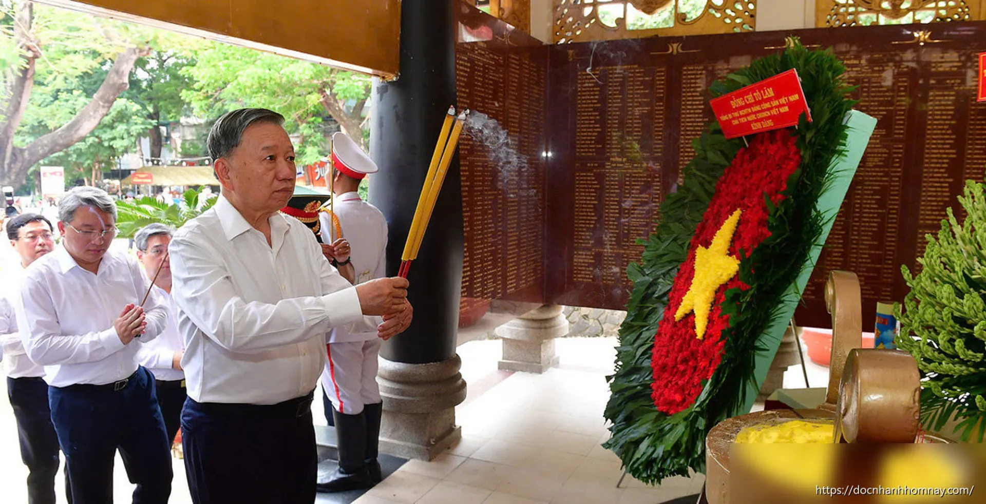 Tổng Bí thư, Chủ tịch nước dâng hương liệt sĩ tại công viên Lê Thị Riêng