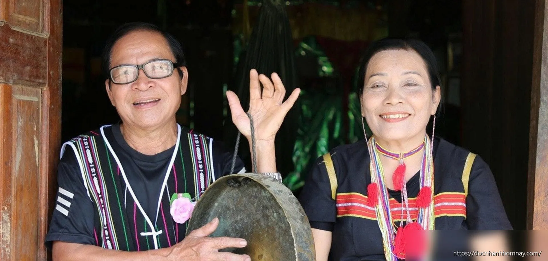 Vợ chồng già miệt mài giữ gìn 'báu vật' văn hóa Ca Dong
